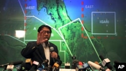 马来西亚民航部长在3月10日的记者会上向记者介绍搜寻情况