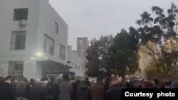 中國雲南玉溪回族民眾2024年12月16日在市政府門前抗議當局抓捕伊斯蘭教學者和穆斯林領袖(雲南玉溪民眾提供)