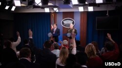 國防部長埃斯珀(Mark Esper)和美軍參謀長聯席會議主席米利(Mark Milley)2019年12月20日回答記者提問（美國國防部照片）