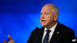 民主黨副總統候選人沃爾兹在10月1日出席辯論。（美聯社照片）