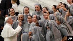 2019年8月7日教宗方濟各在梵蒂岡與一群修女交談。