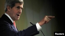 美國國務卿克里2013年11月10日於日內瓦就伊朗核項目談判會議後新聞發報會上講話。
