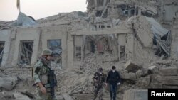 德國在阿富汗北部一個領事館受到襲擊，北約軍人在現場調查。