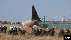 一架濟州航空波音 737-800 系列客機在首爾西南約 288 公里的全羅南道務安國際機場墜毀並起火，南韓士兵在飛機殘骸附近搜尋失蹤乘客