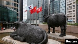 香港交易所外的中國國旗、香港旗幟和港交所旗幟。