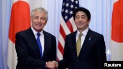 美國國防部長哈格爾4月5日在東京和日本首相安培晉三會面。