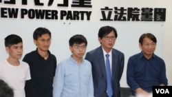 香港眾志秘書長黃之鋒（左三）與香港立法會議員朱凱迪（左二）和香港學聯前副秘書長岑敖暉與時代力量黨主席徐永明（右一）和立委黃國昌（右二）會見媒體。 （2019年9月3日，美國之音林楓拍攝）