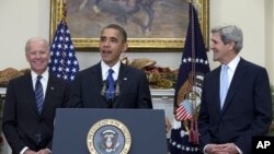 美國總統奧巴馬(中)宣佈提名克里(左)擔任下一任國務卿﹐右為副總統拜登。