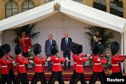 英國查爾斯國王在溫莎堡為到訪的美國總統拜登舉行歡迎儀式。（2023年7月10日）