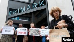 英國倫敦“普里馬克”公司門外也有人悼念孟加拉工廠大樓倒塌受害者
