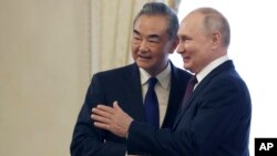 2023年9月20日俄羅斯總統普京(右)與中國外交部長王毅在俄羅斯聖彼得堡君士坦丁宮會面