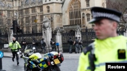 英国武装警察对议会大厦的袭击作出反应*2017年3月22日）
