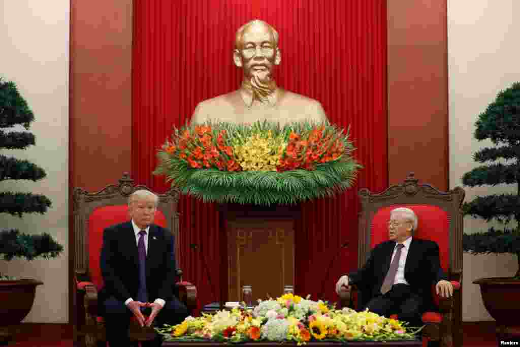 美国总统川普在河内的越南共产党总部与越南共产党总书记阮富仲举行会谈。（2017年11月12日）