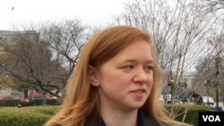 原告費舍爾(Abigail Fisher)在美國最高法院前接受採訪 (美國之音楊晨拍攝)
