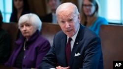 2023年6月6號，拜登總統在白宮召開的一次內閣會議上講話，財政部長耶倫坐在拜登總統右邊。