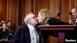 美國眾議院通過《尊重婚姻法案》後，法案發起人之一、來自威斯康星州的民主黨聯邦參議員塔米·鮑德溫問候來自明尼蘇達州的前民主黨聯邦眾議員巴尼·弗蘭克。(2022年12月8日)