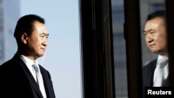 中国首富、万达集团董事长王健林2012年12月3日在他的办公室接受采访时摆好姿势让记者拍照。（资料照）