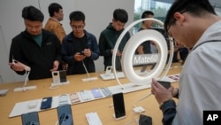 在北京華為專賣店的新品發表會上，顧客試用華為最新的可折疊設備Mate X5和Mate 60系列手機。 (2023年9月25日)