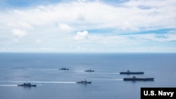 美国海军的尼米兹号和里根号航空母舰组成的双航母战斗群7月6日在南中国海航行。（美国海军提供）