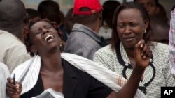 2015年4月5日失去亲人的人们在加里萨大学学院遇难者追悼上悲痛欲绝。