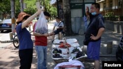 北京街頭一個賣水果的地攤 (2020年6月5日)