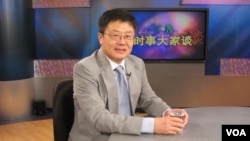 曾经在美国智库布鲁金斯学会担任过研究员的新加坡国立大学李光耀公共政策学院前特聘讲座教授黄靖在接受美国之音时事大家谈节目采访。（2007年7月17日）