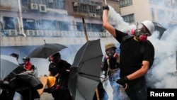 香港观塘反送中爆冲突 警方多次释放催泪弹