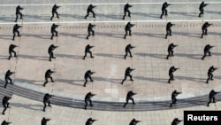 2014年7月11日,中國特警部隊在山東進行反恐訓練。 