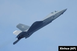 中國官媒新華社發布照片顯示，中國空軍殲-35a戰機在中國廣東珠海第15屆航空展期間進行飛行訓練。 （2024年11月12日）