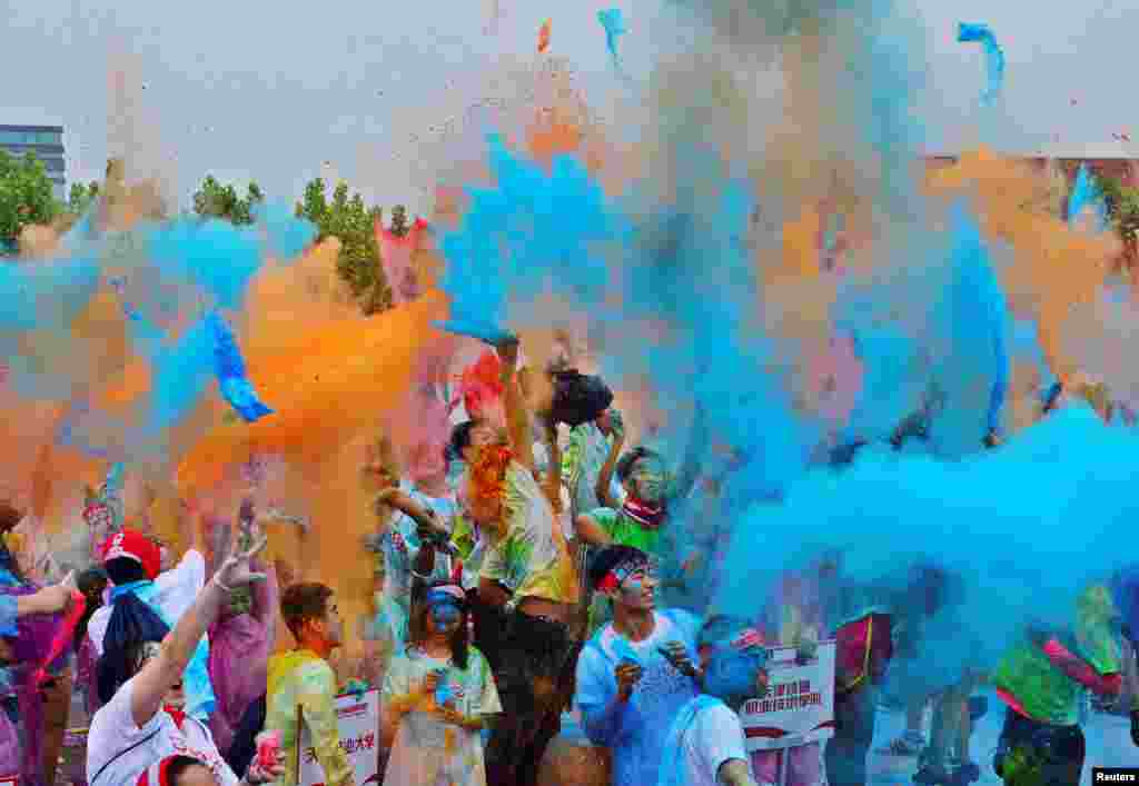 2018年6月9日，中国天津的大学生们参加了“彩跑”，以纪念世界献血者日。人们在脸上身上喷洒彩色粉末，用奔跑和色彩诠释健康、互助、公益的理念。“彩跑”行动来自外国，洋为中用。