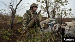 烏克蘭軍人在扎波羅熱州羅博季涅村外檢查前俄軍陣地（2023年11月23日）