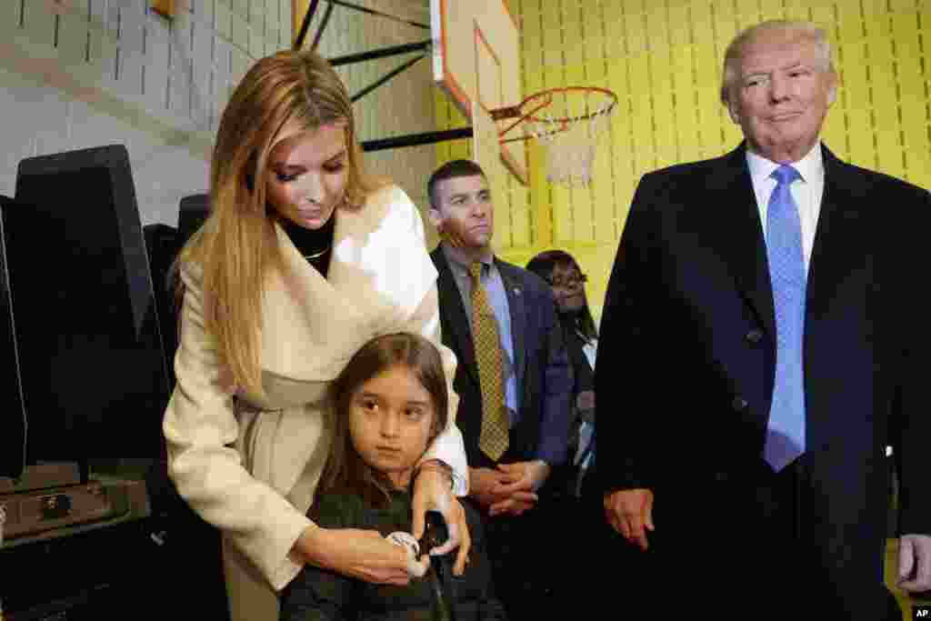 2016年11月8日，在纽约的投票日，川普和女儿投票后，女儿伊万卡把&ldquo;我投票了&rdquo;的贴纸贴在她女儿阿拉贝拉&middot;库什纳（Arabella Kushner）身上。