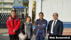 幸清賢的律師冉彤（左一）和唐志順的律師尋找當事人。（冉彤律師微博圖片）