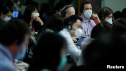 記者在中國外交部舉行的例行記者會上。（2020年3月18日）