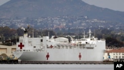 停靠在加州聖迭戈海軍基地的美國海軍仁慈號醫院船.(2020年3月18日)