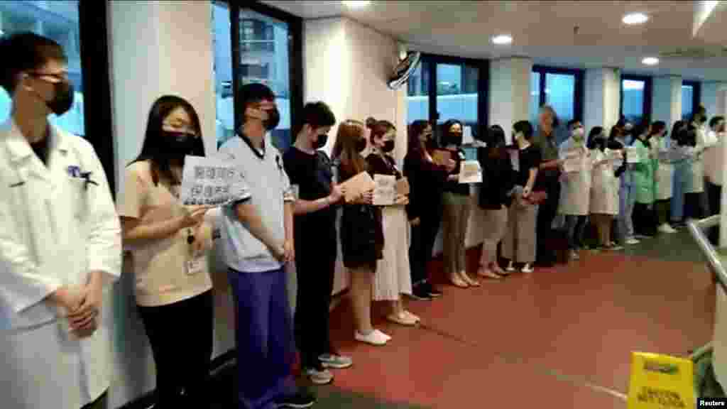 香港玛丽医院的医护工作者利用午餐时间手持反对警察暴力的标语举行罢工。（2019年9月2日）