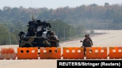 緬甸軍隊在內比都通往緬甸議會的道路上設置了哨卡。 （2021年2月1日）