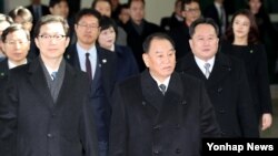 金英哲(前)率領代表團2018年2月25日進入南韓一側(韓聯社)