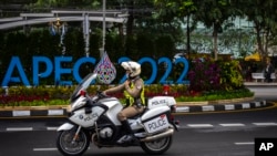 2022年11月16日，一名泰国警察在亚太经合组织（APEC)领导人峰会会场附近巡逻。