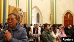 ແຟ້ມຮູບ-ຜູ້ສະແຫວງບຸນ ເຂົ້າຮ່ວມພິທີມັດຊາຢູ່ທີ່ວິຫານ ຊິຊີກູ (Xishiku) ເຊິ່ງເປັນວັດກາໂຕລິກທີ່ຖືກຫ້າມໂດຍລັດຖະບານ, ໃນວັນກ່ອນມື້ຄຣິສມາສ ໃນນະຄອນຫຼວງປັກກິ່ງ, ປະເທດຈີນ, ວັນທີ 24 ທັນວາ 2019.