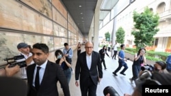 ອະດີດ​ລັດຖະມົນຕີຄົມມະນາຄົມ​ຂົນ​ສົ່ງ​ຂອງ​ສິງກະ​ໂປ ທ່ານ ເອສ. ອິສວາຣັນ ເດີນທາງມາຮອດສານສູງສຸດ ໃນສິງກະໂປ.