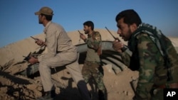 伊拉克民兵組織在摩蘇爾以西的泰勒阿費爾機場注視伊斯蘭國的陣地。（2016年11月20日）