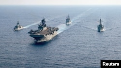 澳大利亞大型護衛艦HMAS Parramatta（左）和美國海軍艦隻在南中國海海域舉行演習。（2020年4月18日）
