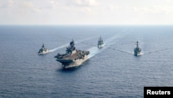 澳大利亞大型護衛艦“帕拉馬塔號”（左）和美國海軍在南中國海海域舉行演習。（2020年4月18日）