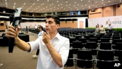 擁有數百萬粉絲的YouTuber和TikToker熱門部落客菲迪亞斯·帕納伊奧托(Fidias Panayiotou) 在塞浦路斯首都尼科西亞的一個會議中心手持手機宣布他贏得了歐洲議會分配給塞浦路斯的六個席次之一，成為歐洲議會議員。 (2024年6月11日)