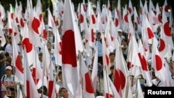 资料照：日本民众手举国旗在东京参加抗议中国对尖阁列岛声索主权的集会。（2012年9月22日）