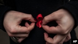 12月1日星期一是世界愛滋病日﹐結紅絲帶表示爭取達到根除愛滋病為目標。