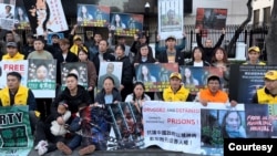 位于美国洛杉矶的中国维权人士界立建星期日(12月22日)于当地的中国领事馆前发起抗议，抗议人士除声援江西网红李宜雪外，也要求中共局立即释放何方美、董瑶琼和吴亚楠等被以“精神病”为由迫害的所有受害者。 （照片由界立j建提供）