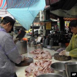 廚師現場烹調年菜大餐