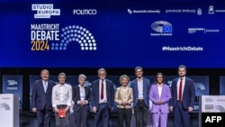 竞选欧盟委员会主席的一些候选人星期一（4月29日）举行辩论后合影。（法新社）